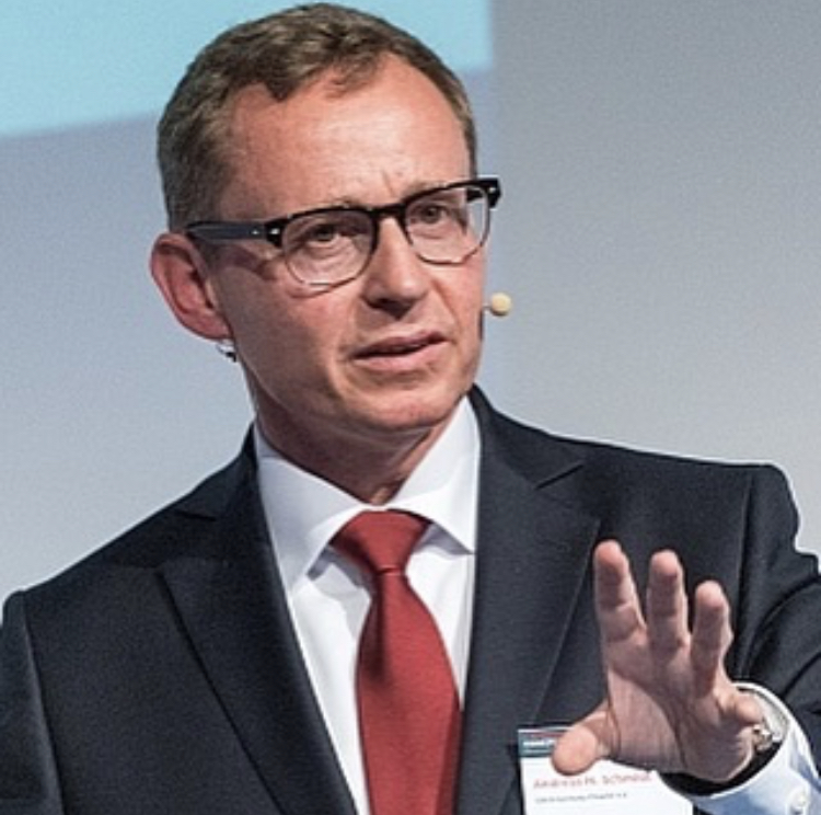 Andreas H. Schmidt LL.M. speaking at a professional conference